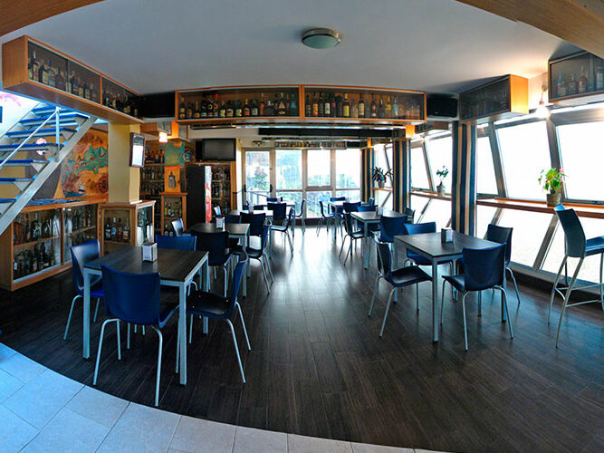 Bar Cafetería Atxarre - Zona de mesas y ventanal interior